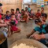 Des enfants d'une école maternelle du Laos, à l'heure du déjeuner