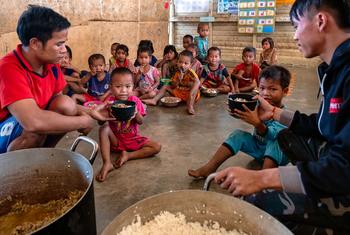 Des enfants d'une école maternelle du Laos, à l'heure du déjeuner