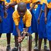 Des enfants se lavent les mains dans un système d'eau installé dans leur école primaire du nord-est de l'Ouganda.