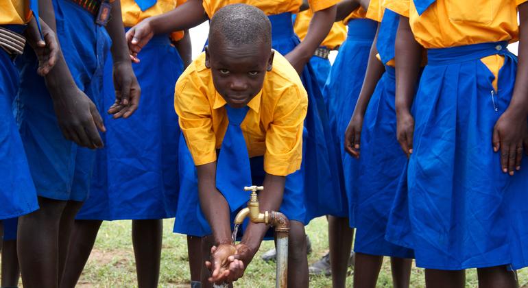 Unos niños lavándose las manos en un depósito de agua instalado en su escuela primaria en el noreste de Uganda.