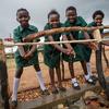 Des élèves se lavent les mains dans un point de lavage des mains nouvellement construit dans une école primaire du district de Pemba, en Zambie.