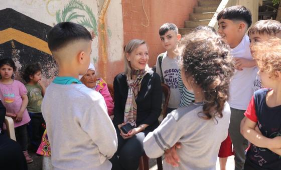 دوروثي كلاوس، مديرة شؤون الأونروا في لبنان أثناء إحدى الزيارات الميدانية تلتقي أطفال وعائلات من لاجئ فلسطين في مخيم برج البراجنة.