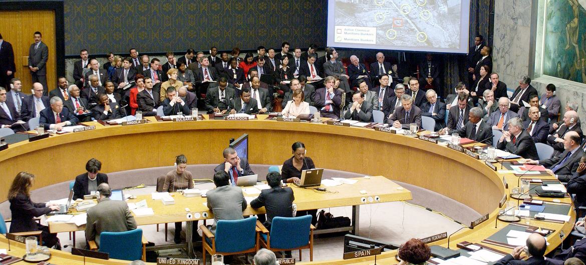 UN Meetings Coverage chief Mugeni Badjoko (far right centre table) was among a team of UN press officers covering US Secretary of State Colin Powell’s presentation to the Security Council in February 2003. (file)