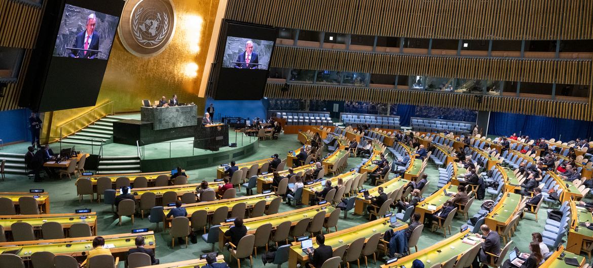 Генеральный секретарь ООН Антониу Гутерриш на трибуне Генассамблеи. 