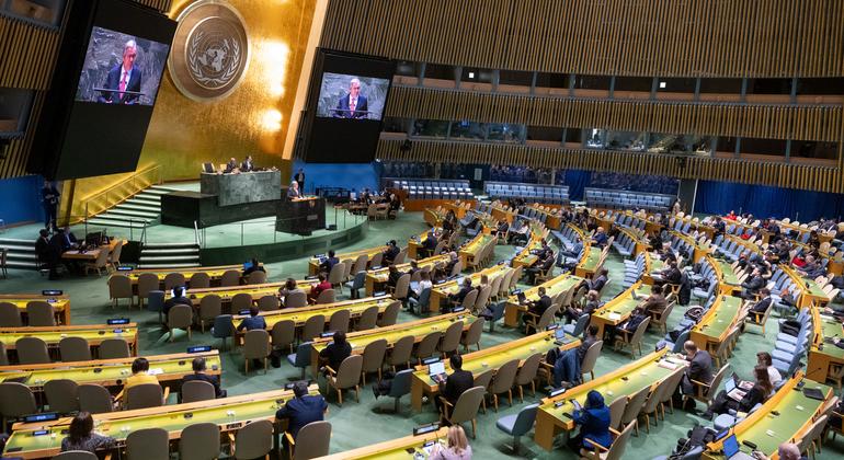 Le Secrétaire général de l'ONU, António Guterres (à l'écran), informe l'Assemblée générale du travail de l'organisation et de ses priorités pour 2024.