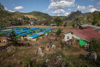 میانمار کی ریاست کیاہ میں ملک کے اندر مہاجرت پر مجبور افراد کی ایک خیمہ بستی۔ ریاست کیاہ میں سکول پر بمباری کی گئی ہے۔