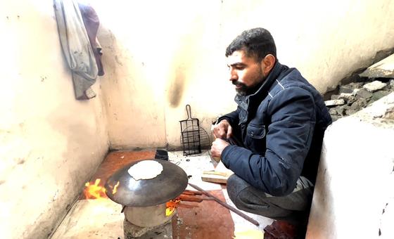 يقوم عبد المجيد بإعداد الخبز المصنوع من علف الحيوانات بواسطة الخشب الذي جمعه من تحت الأنقاض في شمال غزة.