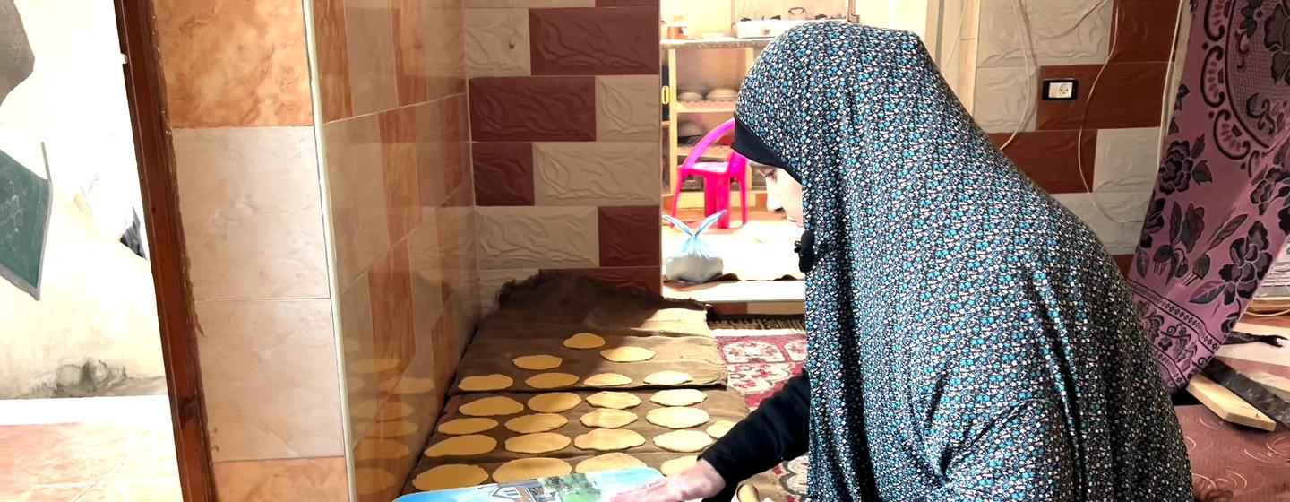 سيدة فلسطينية في مخيم جباليا، شمال غزة، تعجن الخبز من خليط من علف الحيوانات وحفنة من الدقيق، بسبب شح الطحين والارتفاع الحاد في سعره..