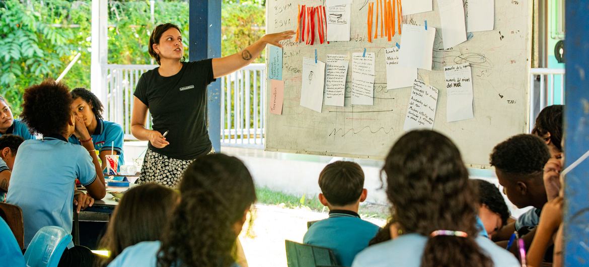 A training workshop on damage and loss in the community of Cahuita in Costa Rica.