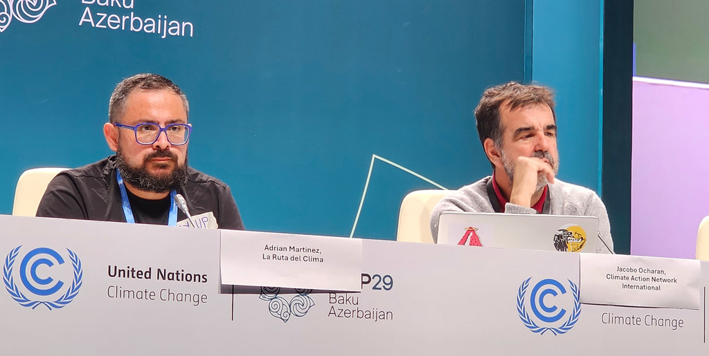 Adrián Martínez, director de la Ruta del Clima (izquierda), participa como panelista en un evento de la  COP 29, en  Baku, Azerbaiyán.