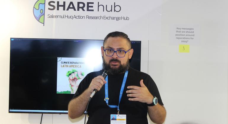 Adrián Martínez, director de La Ruta del Clima, imparte un taller sobre reparaciones climáticas en la COP 29 en Baku, Azerbaiyán.