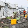 Une femme effectue des tâches ménagères dans un camp de personnes déplacées, dans l'est de la République démocratique du Congo.