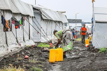 Une femme effectue des tâches ménagères dans un camp de personnes déplacées, dans l'est de la République démocratique du Congo.