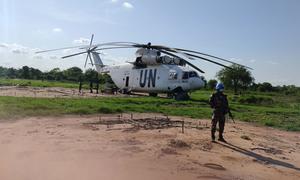 An UNMISS peacekeeper guards a helicopter that had to make an emergency landing. (file photo) 