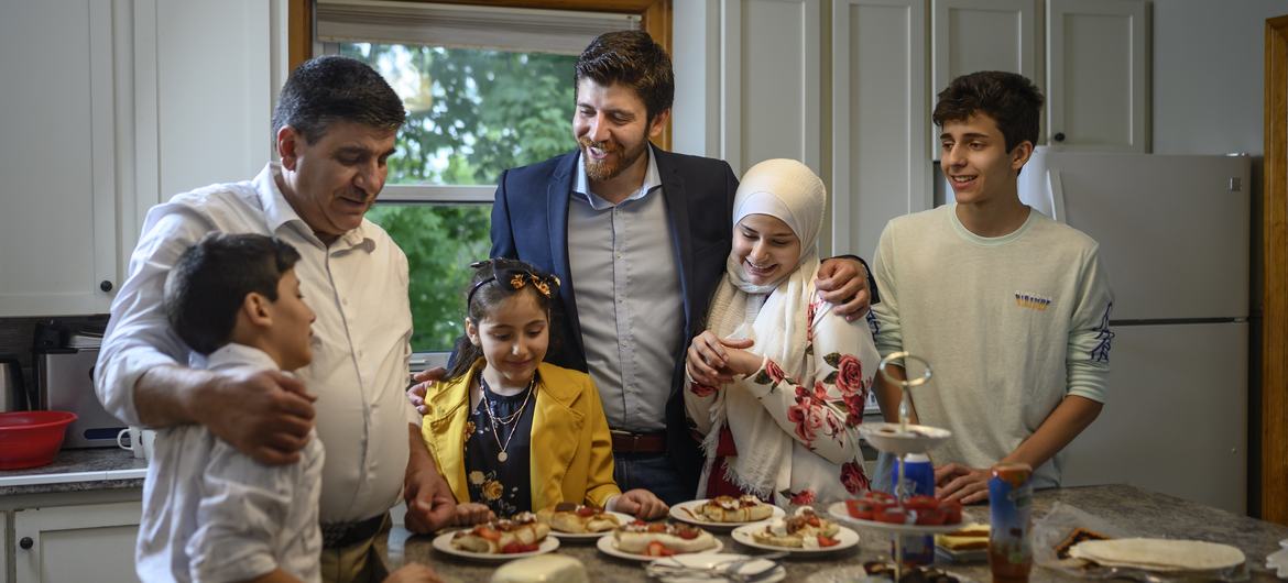 La famille Hadhad se réunit dans sa cuisine à Antigonish pour préparer ses recettes de chocolat préférées.