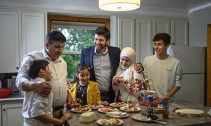 La familia Hadhad se reúne en su cocina de Antigonish para preparar sus recetas de chocolate favoritas.