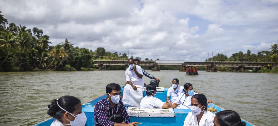 2021 年 7 月，医护人员乘船前往喀拉拉邦昆达拉的芒罗岛运送疫苗。（资料图片）