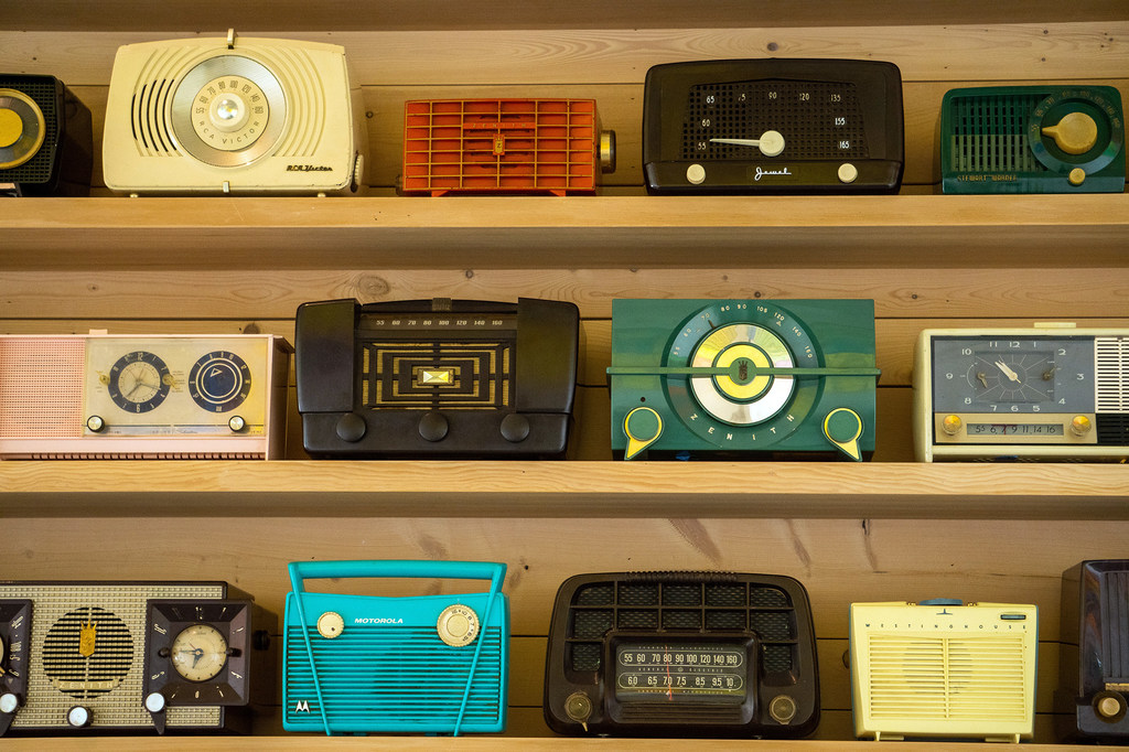 Rádios antigos em exposição no Chihuly Glass Museum, em Seattle, EUA