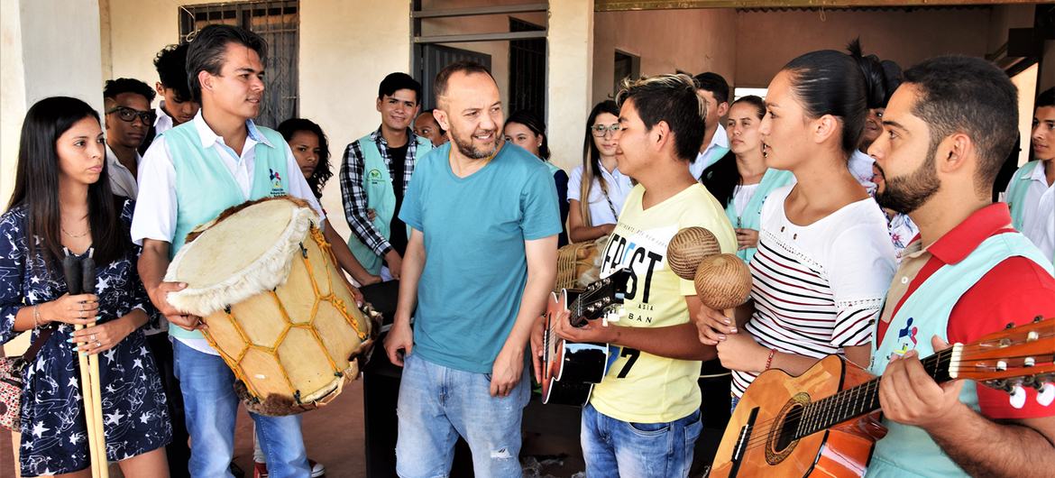 Hijos y familiares de ex integrantes de las FARC hoy lideran la escuela musical Son de Paz, cuyo objetivo es construir tejido social a partir de la música, en el corregimiento de San José de Oriente, en La Paz, Cesar (Colombia).