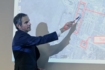 На брифинге в Вене Рафаэль  Гросси, Генеральный директор МАГАТЭ, указывает на карту где расположена Запорожская атомная электростанция в Украине.
