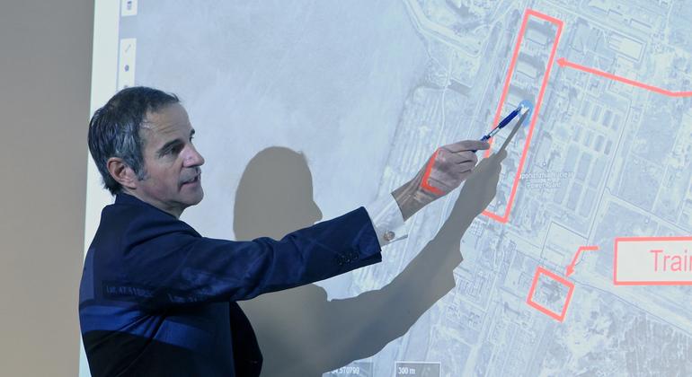 На брифинге в Вене Рафаэль  Гросси, Генеральный директор МАГАТЭ, указывает на карту где расположена Запорожская атомная электростанция в Украине.