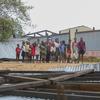 Un grupo de niños frente a su escuela destruida por el ciclón Freddy en la provincia de Inhambane, Mozambique.