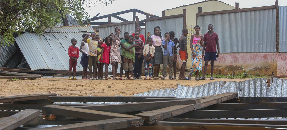 Um grupo de crianças do lado de fora de sua escola na província de Inhambane, Moçambique, que foi destruída pela tempestade Freddy