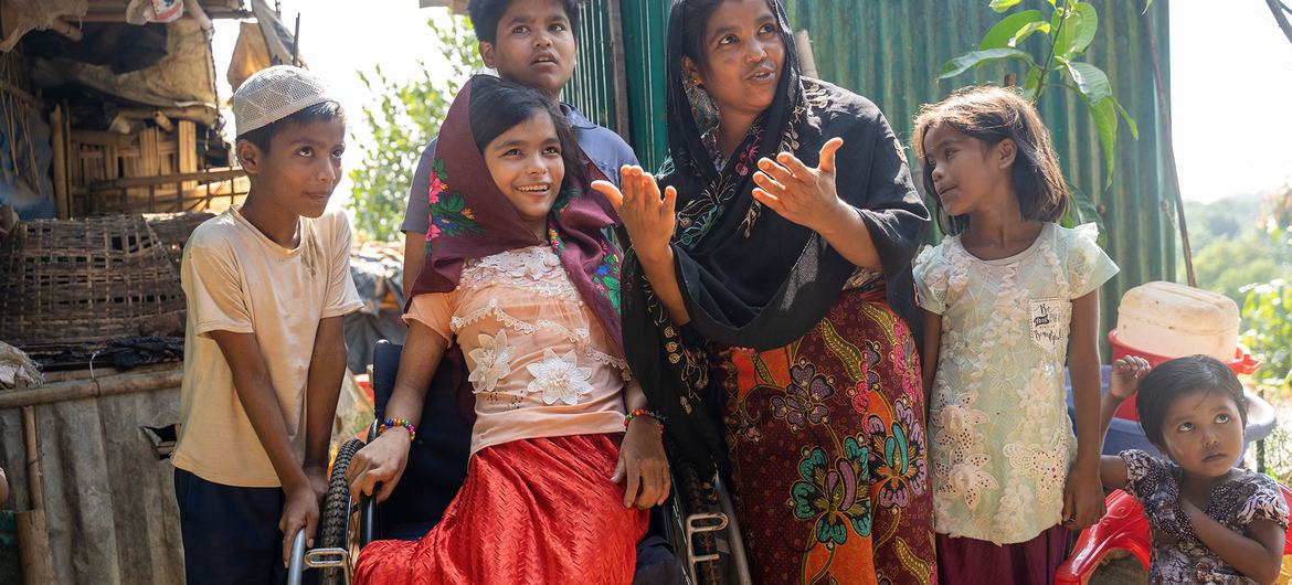 在2023年3月5日的大火发生前，在孟加拉国考克斯巴扎尔的罗兴亚难民营，一个难民家庭在合影。