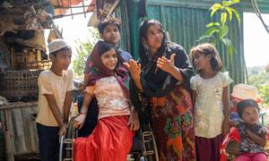 在2023年3月5日的大火发生前，在孟加拉国考克斯巴扎尔的罗兴亚难民营，一个难民家庭在合影。