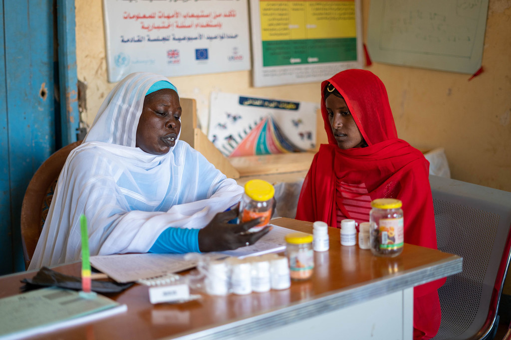 Une jeune femme enceinte vient pour une visite prénatale dans un centre de santé au Soudan