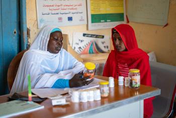सूडान में एक महिला अपनी गर्भ स्वास्थ्य जाँच कराते हुए.