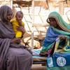 سيدة، مع طفلتها، تتلقى خدمات استشارية في ولاية كسلا، السودان.