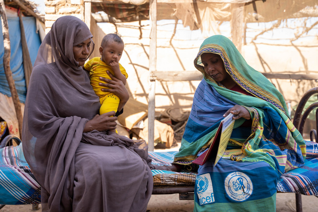 Une mère et sa petite fille de neuf mois dans un centre d'aide maternelle au Soudan