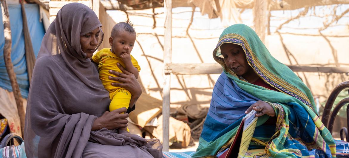 سيدة، مع طفلتها، تتلقى خدمات استشارية في ولاية كسلا، السودان.