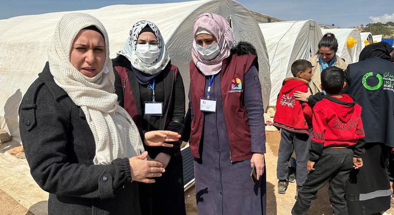 عائشة طعمة منسقة للعمل الإنساني بسوريا مع فريق الباحثين الميدانيين للشؤون الإنسانية، تتحدث مع سيدتين نازحتين في مخيم كمونة في سرمدا بريف إدلب.