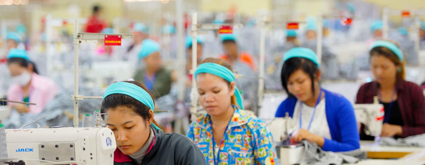 Des tailleuses travaillent sur une chaîne de production dans une usine de vêtements au Cambodge.