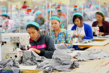 Des tailleuses travaillent sur une chaîne de production dans une usine de vêtements au Cambodge.