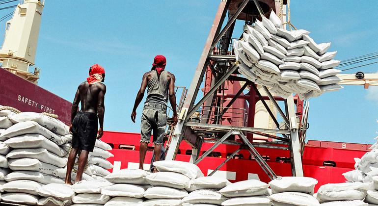 عمال الرصيف يفرغون حمولة من سفينة في دار السلام ، تنزانيا.