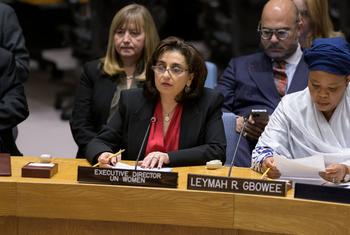 联合国妇女署执行主任巴胡斯（桌边靠左）在安理会有关妇女、和平与安全的部长级会议上发言。