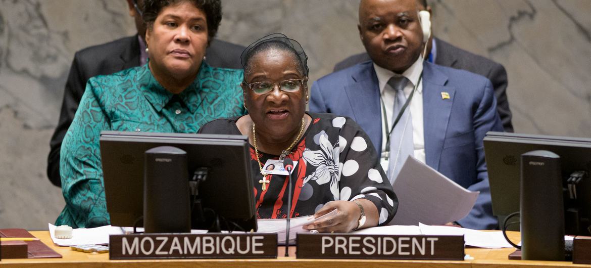 Verónica Nataniel Macamo Dlhovo, Ministre des affaires étrangères et de la coopération du Mozambique et Présidente du Conseil de sécurité pour le mois de mars, préside la réunion du Conseil de sécurité sur les femmes et la paix et la sécurité.