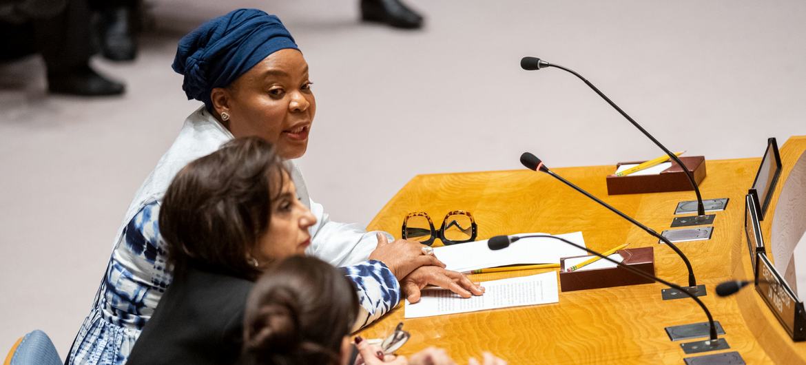 Ativista liberiana pela paz e ganhadora do Prêmio Nobel Leymah Gbowee (à esquerda) participa da reunião do Conselho de Segurança sobre mulheres, paz e segurança