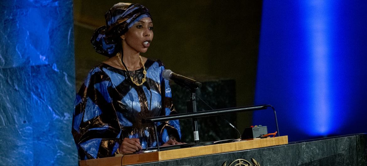 L’Ambassadrice régionale de bonne volonté des Nations Unies pour l’Afrique, Jaha Dukureh, s’adresse à l’Assemblée générale pour marquer la Journée internationale des femmes.