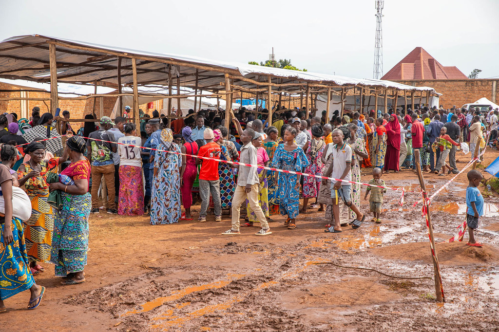 Los recién llegados esperan a ser registrados en un centro de recepción del ACNUR en Burundi.