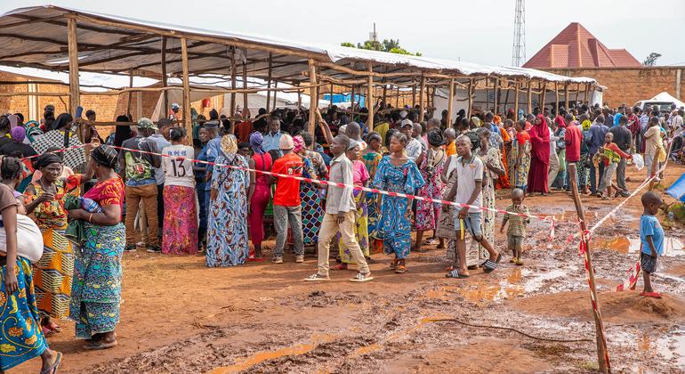 Refugiados que huyen de la República Democrática del Congo llegan a un centro de acogida en Burundi.