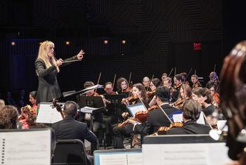 La Orquesta Sinfónica de la ONU durante el segundo Concierto Anual Global de Mujeres en la Música, que presenta obras de mujeres compositoras de todo el mundo.