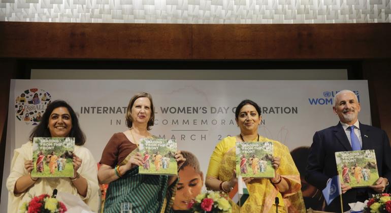 भारत की महिला एवं बाल विकास मंत्री, स्मृति ईरानी, ​​नई दिल्ली, भारत में एक UNWOMEN कार्यक्रम में 'महिलाओं की अग्रणी भूमिका' पर पुस्तक का विमोचन करती हुईं.