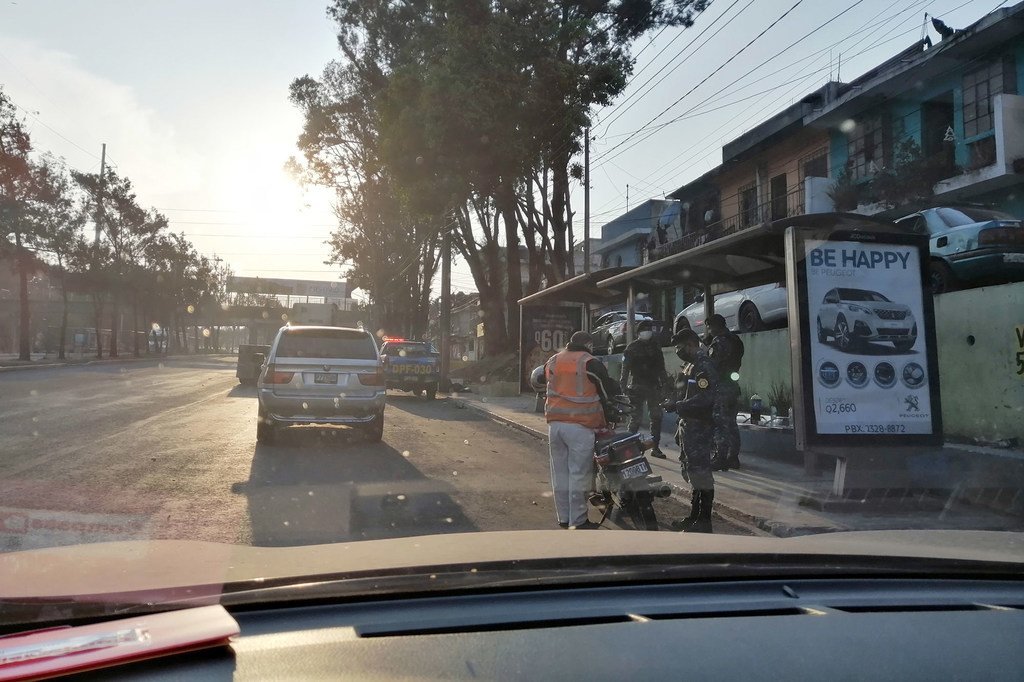 Las autoridades de la Ciudad de Guatemala vigilan las calles durante el toque de queda impuesto para frenar la propagación del coronavirus.