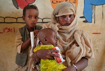 يتلقى الأطفال في السودان مكملات غذائية لعلاج سوء التغذية. (أرشيف)