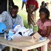 在世界卫生日期间，联合国维和部队中的坦桑尼亚维和人员为刚果民主共和国北基伍省恩祖马村的居民诊断非传染性疾病。