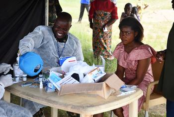 在世界卫生日期间，联合国维和部队中的坦桑尼亚维和人员为刚果民主共和国北基伍省恩祖马村的居民诊断非传染性疾病。